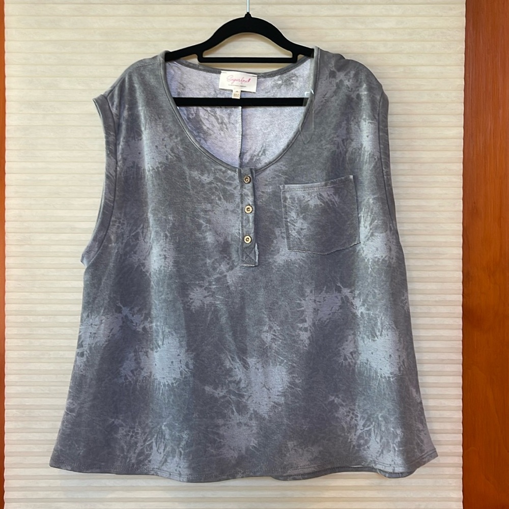 NWOT Sugarfox M gray tie-dye wash top